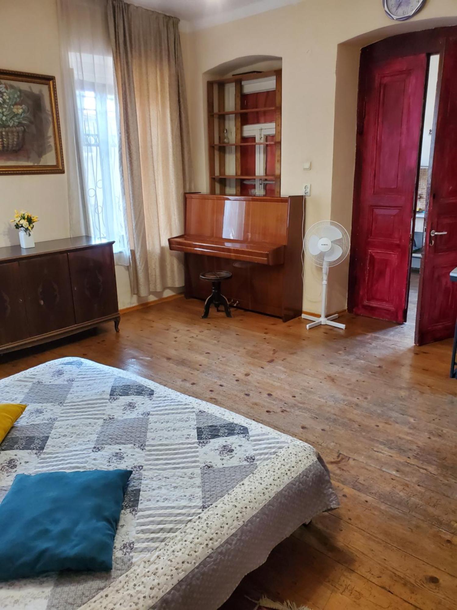 Уиут Ниниа Сад Appartement Tbilisi Buitenkant foto